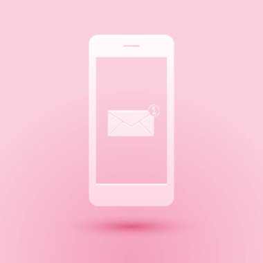 Kağıt Kesiği Mesaj Alma Konsepti. Pembe arkaplanda izole edilmiş akıllı telefon ekran simgesindeki yeni e- posta bildirimi. Telefon ekranında yeni mesaj var. Kağıt sanatı tarzı. Vektör.