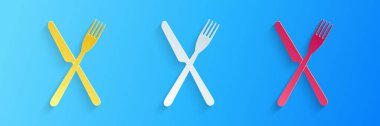Kağıt kesiği çatal ve bıçak ikonu mavi arka planda izole edilmiş. Restoran ikonu. Kağıt sanatı tarzı. Vektör.