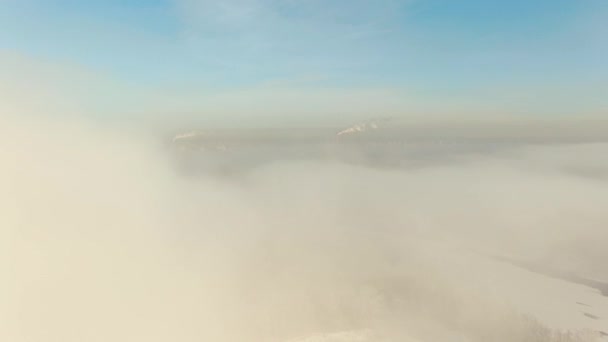 Vista aérea de la ciudad. Hora de invierno. Vuelo de drones sobre nubes colgantes bajas. — Vídeos de Stock