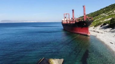 Kargo gemisi enkaza dönmüş ve karaya oturmuş. Hava görünümü