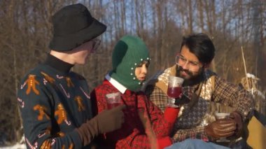 Genç arkadaşlar kışın donmuş bir gölde paten yapmayı öğrenirler. Sıcak sıcak şarap için..