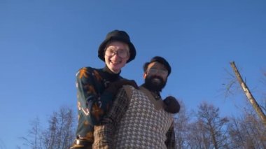 Kaliteli kıyafetler giymiş iki çocuk donmuş gölde paten kaymayı öğreniyor..