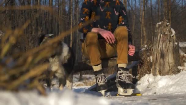 Egy régi ruhás fiú korcsolyát visel egy befagyott tavon.. — Stock videók