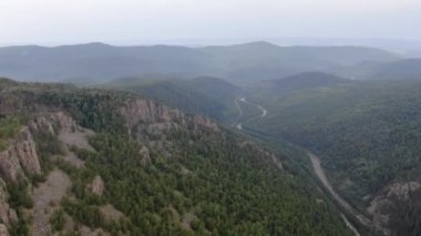 Güneş doğmadan önce. İnsansız hava aracını ormanın, dağların ve nehrin üzerinde uçurmak.
