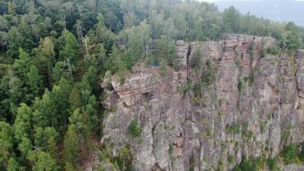 ドローンからの眺め。山の中の森の中の旅行者テント — ストック動画