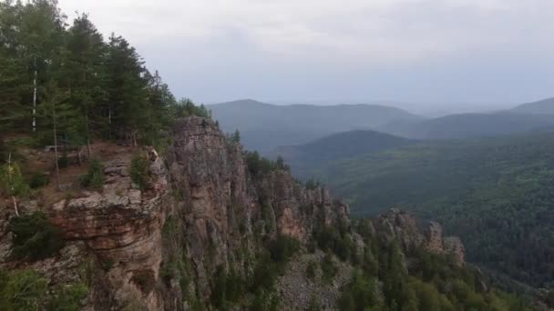 美しい山の風景に対して山の上に立っている男と女 — ストック動画