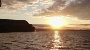 Gün doğumunda ya da günbatımında gölün üzerinden alçaktan uçun. İnsansız hava aracı su yüzeyinin üstünde uçar.