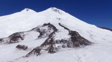 Elbrus Dağı 'nın yüksek tepelerinden. Buzul yamaçlarda çatlar..