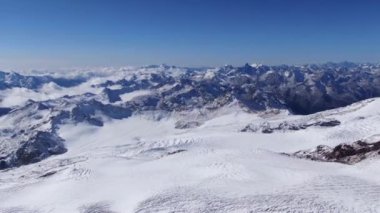Kafkasya 'nın Elbrus' tan görünüşü Kafkasya Dağları 'nın manzarası.