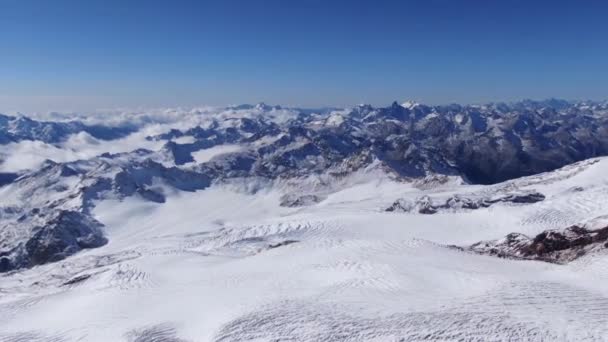 Pohled na hlavní oblast Kavkazu z Elbrusu, panorama Kavkazu. — Stock video