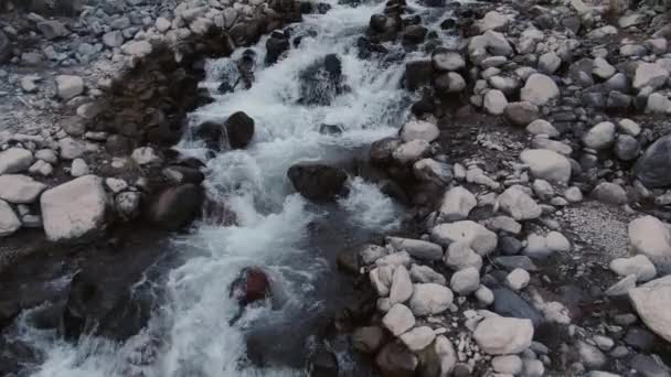 Vol de drone au-dessus de la rivière coulant des pentes d'Elbrus. — Video