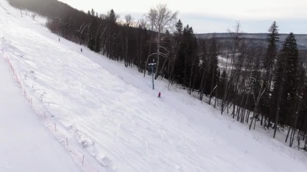Der Skilehrer der Skischule hilft dem Schüler, auf den Lift zu klettern. Schöne Natur rundherum. — Stockvideo