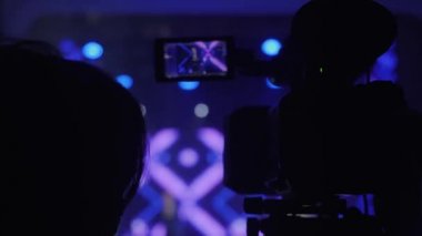 Popüler bir müzik sanatçısının konser videosunu çeken bir kameraman..