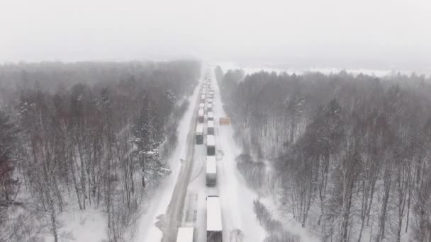 数以千计的人被困在高速公路上，严重的暴风雪和暴风雪造成了严重的人员伤亡 — 图库视频影像