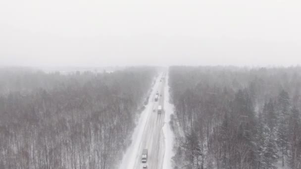 Miles de personas quedaron varadas en la carretera cuando una fuerte tormenta de nieve. — Vídeos de Stock