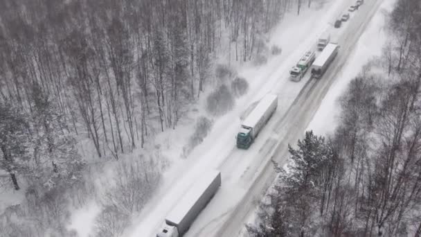 大規模な吹雪と吹雪のために何千人もの人が高速道路で立ち往生し — ストック動画