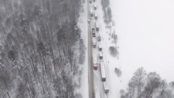 Tysiące ludzi utknęło na autostradzie podczas burzy śnieżnej i zamieci śnieżnej. — Wideo stockowe