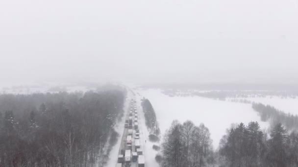 大規模な吹雪と吹雪のために何千人もの人が高速道路で立ち往生し — ストック動画