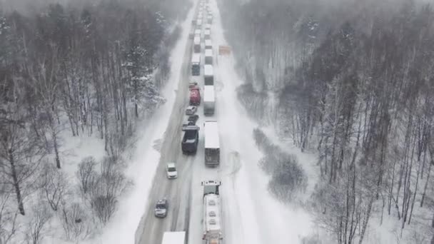 Тысячи людей застряли на шоссе во время сильного снегопада.. — стоковое видео