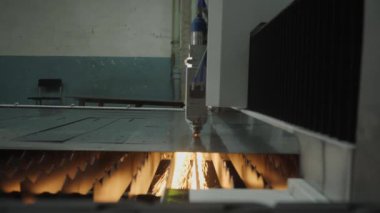 Lazer makinesi metali kuru sıkı keser.