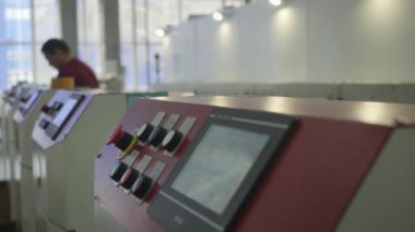 Çevre dostu geri dönüşümlü malzemelerden yapılmış kağıt bardaklar için resim makinesinin kontrol paneli. Mekanizmanın parçaları taşınıyor