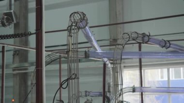 Kağıt bardaklar pnömatik postayla paketleme alanına taşınır. Kağıt ya da kartondan tek kullanımlık çanak çömlek üretimi. Konveyör hattı, fabrika ya da kapalı alanda bitki yetiştirme. Çay ya da kahve ister misin?.