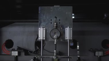 Makine atölyesi. Yumruk makinesi. Tek kullanımlık tabak üretimi için kağıt ya da karton şablon keserek öl. Çevre dostu geri dönüşümlü materyallerden üretiliyor. Mekanizmanın parçaları taşınıyor