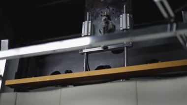 Makine atölyesi. Yumruk makinesi. Tek kullanımlık tabak üretimi için kağıt ya da karton şablon keserek öl. Çevre dostu geri dönüşümlü materyallerden üretiliyor. Mekanizmanın parçaları taşınıyor