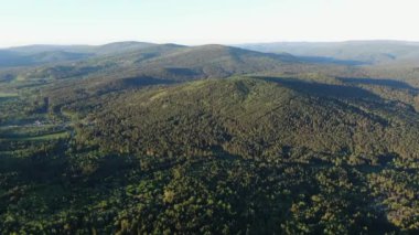 Ural Dağları yeşil bir ormanla kaplı..