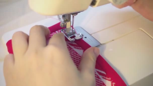 Couturière travaille sur la machine à coudre — Video