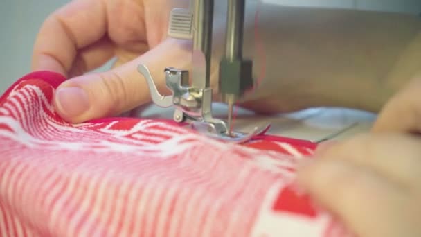 Dressmaker trabaja en la máquina de coser — Vídeo de stock