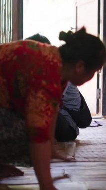 Yaşlı bir çift kırsal kesimdeki FullHD dikey bir evde geleneksel bir kırsal mutfakta yemek ve malzeme hazırlıyor.