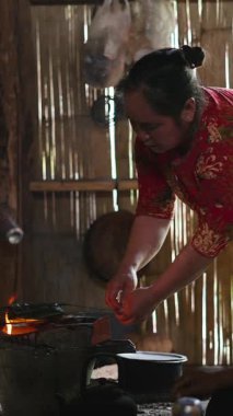 Güneydoğu Asyalı çift, basit mutfakları FullHD Dikey Mutfak 'ta birlikte yemek hazırlıyorlar.