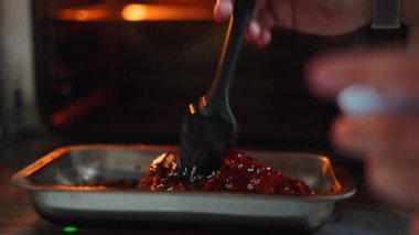 Profesyonel şef pişirmeden önce barbekü sosuyla fırçalayan bifteği hazırlıyor - 4K yatay