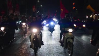 Mutlu Vietnamlı futbol taraftarları milli takımlarının motosikletlerle kazandığı zaferi kutluyorlar - 4K yatay