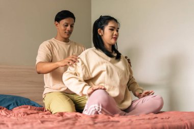 Sevgi dolu bir eş, yatakta kadınlara terapi masajı teklif ederek bir rahatlık ve refah anı yaratır.