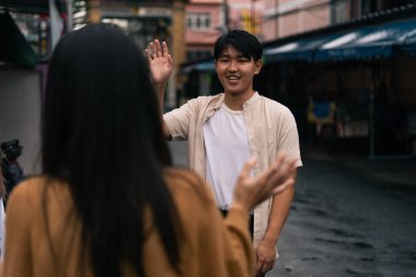 İki arkadaş bir şehir ortamında buluşup iletişim kuruyor, bağlantı kuruyor ve pozitif etkileşim kuruyor.