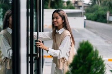 Genç bir kadın kapıyı açıyor, sürpriz bir kutlama beklentisiyle odaya giriyor.