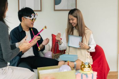 Mutlu arkadaşlar doğum gününün tadını çıkarıyorlar, hediyeler veriyorlar ve sosyal toplantılarda eğleniyorlar.