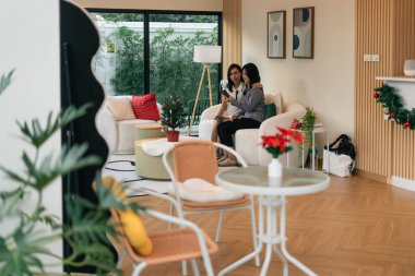 Akıllı telefonu paylaşan, sosyal medyadan ya da çevrimiçi içerikten hoşlanan kadınlar