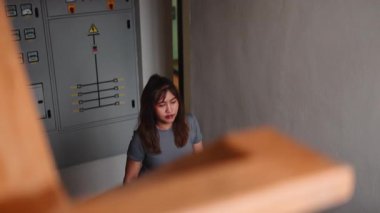 Modern bir binada egzersiz yapmak için merdivenlerden çıkan atletik Asyalı kadın.