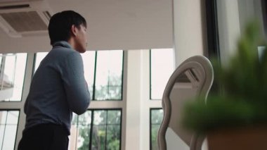 Yakışıklı adam ilk buluşmadan önce aynaya bakarken saçlarını ve elbiselerini düzeltiyor.