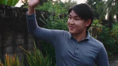 Genç Asyalı bir adam ilk buluşmalarında kız arkadaşını selamlıyor.
