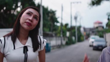 İki Asyalı bayan arkadaş banliyöde birlikte takılırken çizgi film sohbeti yapıyorlar.