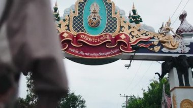 Geleneksel bir Thai kemeri altında yürüyen ve sarılan üç genç kadın grubu - 4K yatay tatillerinin tadını çıkarıyorlar.