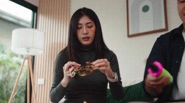 Neşeli arkadaşlar bir doğum günü partisine hazırlanıyor, sürpriz bir kutlama için birlikte oturma odasını dekore ediyorlar.