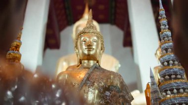 Geleneksel kostümlü iki Asyalı kadın bir festival sırasında bir Budist tapınağında dua ediyorlar.