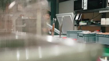 Profesyonel Asyalı aşçı restoran mutfağında yemek hazırlıyor.