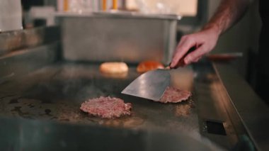 Profesyonel şef sıcak bir restoranda köfte yapmak için taze köfte hazırlıyor.