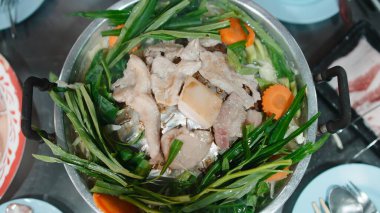 Otantik Tayland barbekü tenceresi dilimlenmiş domuz ızgarası ve çorbada kaynamış yeşil sebzeler.